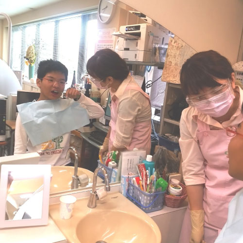 歯科院内のブラッシングコーナー